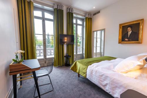 Postel nebo postele na pokoji v ubytování Hôtel Mille Pas