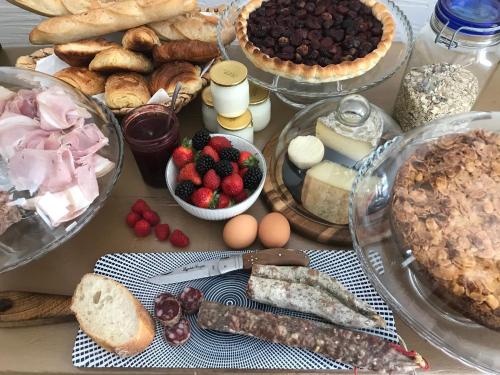 ein Tisch mit vielen verschiedenen Arten von Lebensmitteln in der Unterkunft Les Cailloux Dorés in Massillargues-Attuech