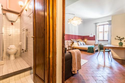 ein Bad mit einer Dusche und einem WC in einem Zimmer in der Unterkunft Wine Apartments Florence Franciacorta in Florenz