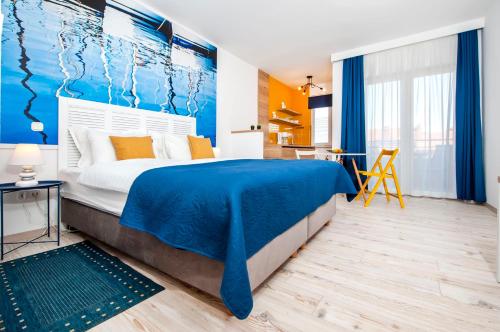 - une chambre dotée d'un lit avec un mur bleu dans l'établissement Villa Marea, à Rovinj