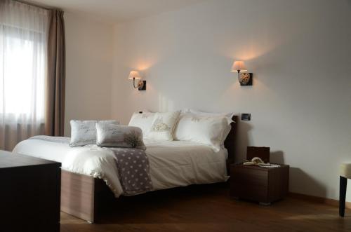 Een bed of bedden in een kamer bij Maison Constance
