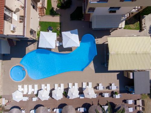 Изглед към басейн в Mediterranean Beach Hotel или наблизо