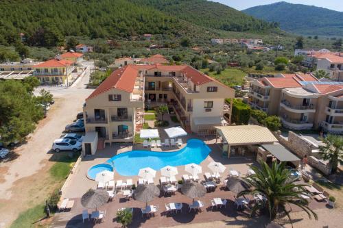 Uma vista aérea de Mediterranean Beach Hotel