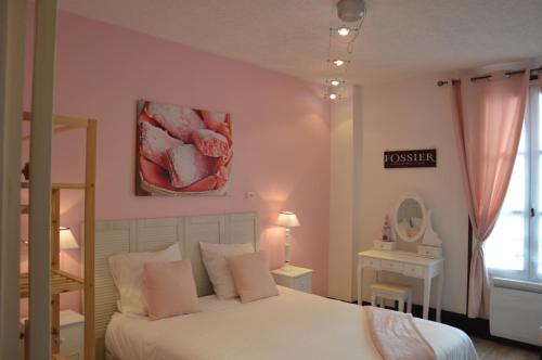 1 dormitorio con cama blanca y espejo en Groom Epernay - Jacuzzi & Champagne, en Épernay