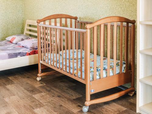 - un lit bébé dans l'établissement Zolotoy Bereg Hotel, à Zatoka