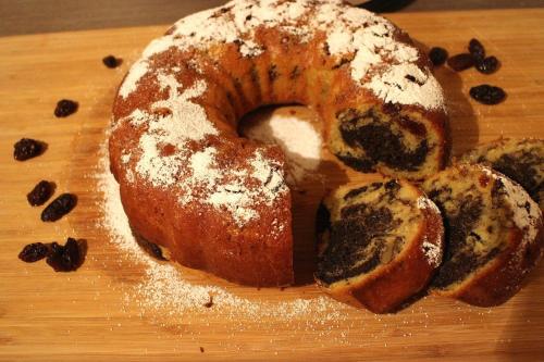 un rotolo alla cannella appoggiato su un tagliere di legno di Vakarel Residence a Vakarel