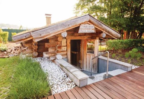 a small log cabin with a sign on the door at Green & Breakfast in Niederpallen