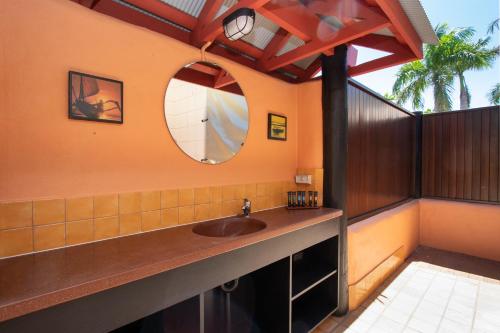 Vonios kambarys apgyvendinimo įstaigoje Bali Hai Resort & Spa