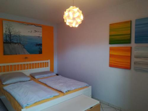 Ένα ή περισσότερα κρεβάτια σε δωμάτιο στο Ich kenne ein Haus am Meer