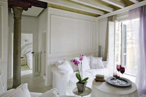 White Home by Mmega