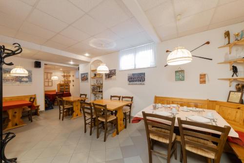 une salle à manger avec des tables et des chaises en bois dans l'établissement Apartments Rozle, à Kranjska Gora