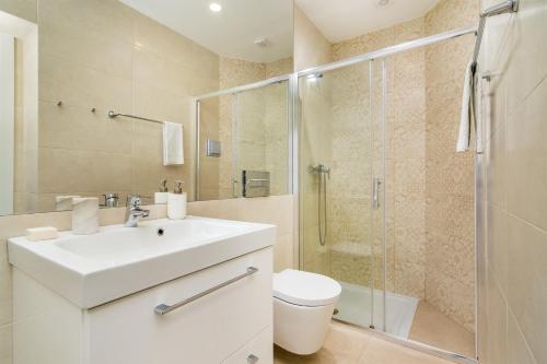 リスボンにあるWHome | Graça Premium Apartment #23のバスルーム(白いシンク、シャワー付)