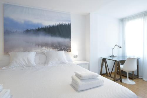 Un dormitorio con una cama con toallas. en Andrews house, 60 m en el centro de Zaragoza, en Zaragoza