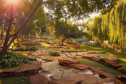 Taman di luar First Group Magalies Park