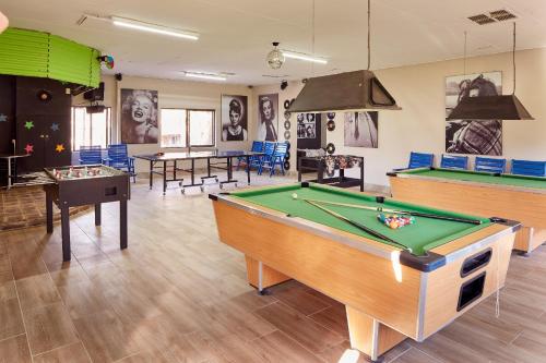 Meja biliard di First Group Magalies Park