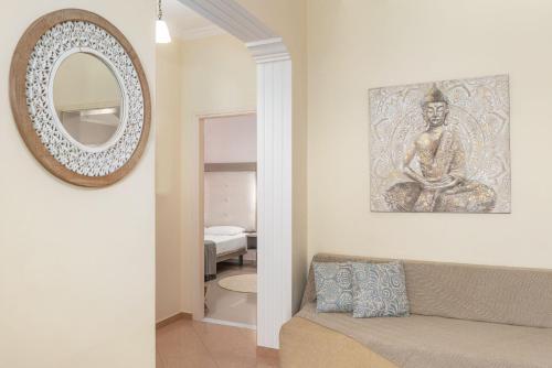 uma sala de estar com um sofá e um espelho em Niver Luxury Suites em Lefkada