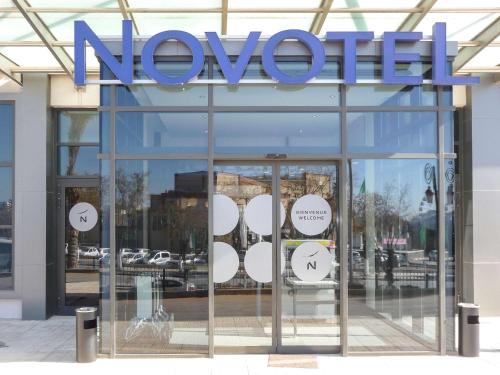 sklep Nordstrom ze znakiem na oknie w obiekcie Novotel Setif w Satif