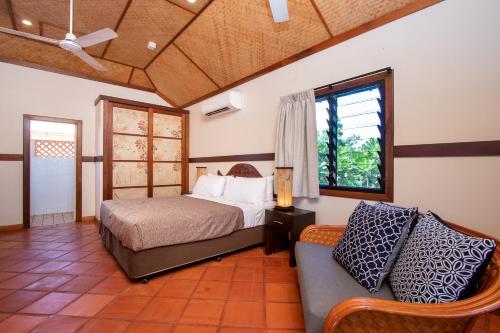 Un pat sau paturi într-o cameră la Bali Hai Resort & Spa