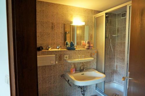 a bathroom with a sink and a shower at Hotel Garni Liberia in Oberstdorf