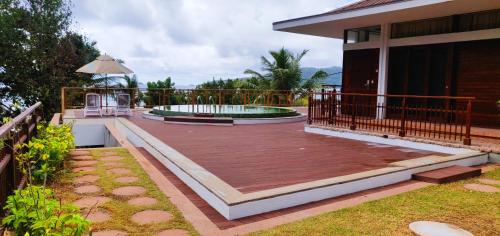 Bazén v ubytování Le Relax Luxury Lodge nebo v jeho okolí