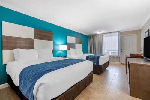 Comfort Inn & Suites Daytona Beach Oceanfront tesisinde bir odada yatak veya yataklar