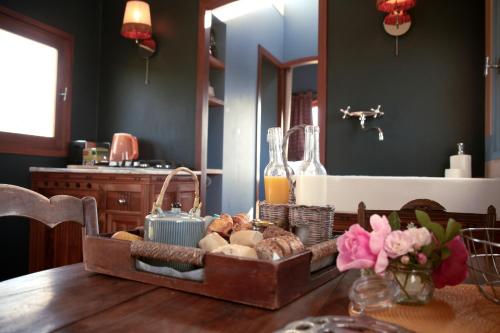 a table with a tray of food on a table at La roulotte CIRCUS des Grillots in Beaulon