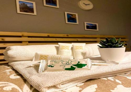 a table with towels and a napkin on a bed at Casa Vacanza Oliveto in San Vito Chietino