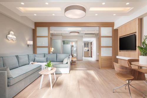 Anthemus Sea Beach Hotel and Spaにあるテレビまたはエンターテインメントセンター