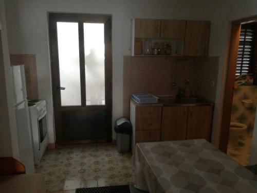 cocina con puerta y cocina con fregadero en Apartment Jerkovic en Klek