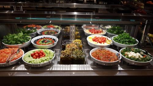 ハタイにあるThe Museum Hotel Antakyaの種類豊富なビュッフェ