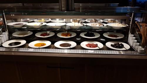 ハタイにあるThe Museum Hotel Antakyaのオーブンの中にたくさんの料理が盛られている