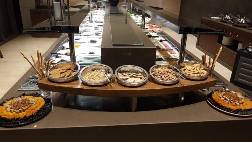 ハタイにあるThe Museum Hotel Antakyaのさまざまな種類の食べ物が並ぶビュッフェライン