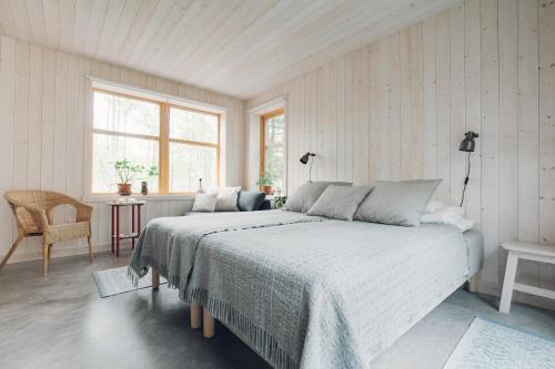 ein Schlafzimmer mit einem großen Bett in einem Zimmer in der Unterkunft STF Tåtorp Cafe & Logi Göta Kanal in Tåtorp