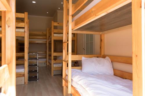 מיטה או מיטות קומותיים בחדר ב-Хостел на Баварии