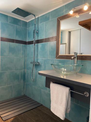 La salle de bains est pourvue d'un lavabo et d'un miroir. dans l'établissement Campo d'elge, à Patrimonio