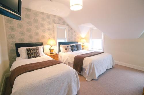1 dormitorio con 2 camas y 2 lámparas en Ennislare House Guest Accommodation, en Bangor