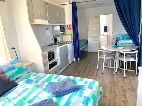 Kuchyň nebo kuchyňský kout v ubytování Emu Bay Holiday Homes