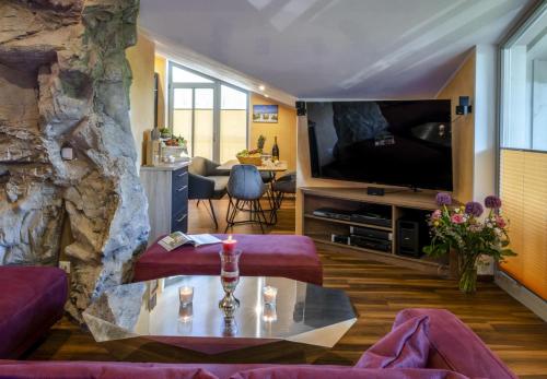 Una televisión o centro de entretenimiento en Alpenglühn