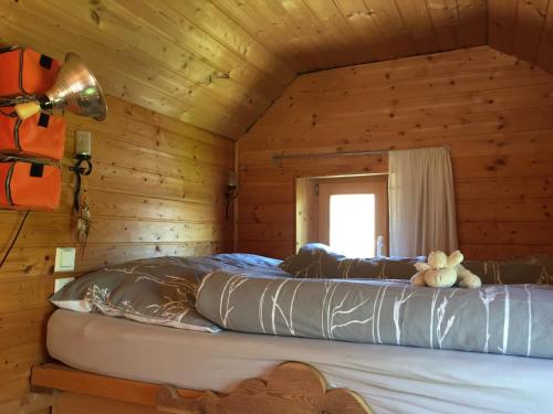1 dormitorio con 2 camas en una cabaña de madera en Zirkuswagen nahe Ostsee und Schlei, en Wagersrott
