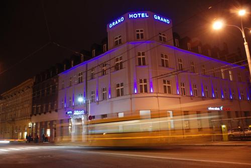 un edificio con luci blu sul lato di Hotel Grand a Hradec Králové