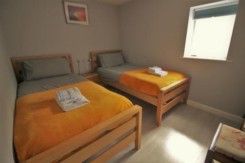 sypialnia z 2 łóżkami i oknem w obiekcie 1 Fox Studios w mieście Much Wenlock