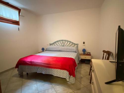 オルビアにあるCasa Rosaのベッドルーム1室(赤い毛布付きのベッド1台付)