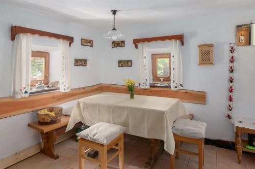 Restauracja lub miejsce do jedzenia w obiekcie Lizina hiška House Bohinj