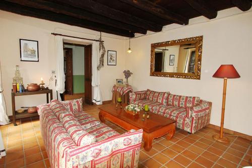 a living room with two couches and a table at Casa Rural Los Aromos - Wunderschönes Landhaus mit Meerblick in Hermigua