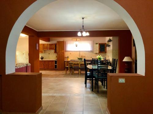 eine offene Küche und ein Esszimmer mit einem Tisch und Stühlen in der Unterkunft Villa Zagara in Gioiosa Ionica