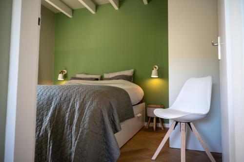Ένα ή περισσότερα κρεβάτια σε δωμάτιο στο Beach Bungalow Ohana - private garden - close to local Lake, Dunes and Beach