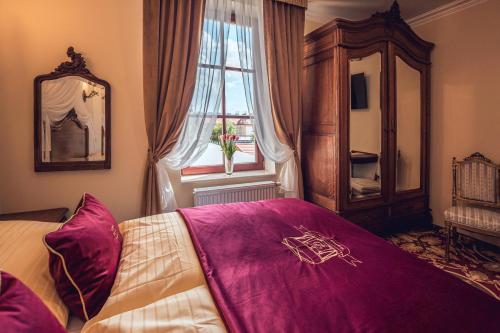 Postel nebo postele na pokoji v ubytování Hotel Svatojánský Dvůr