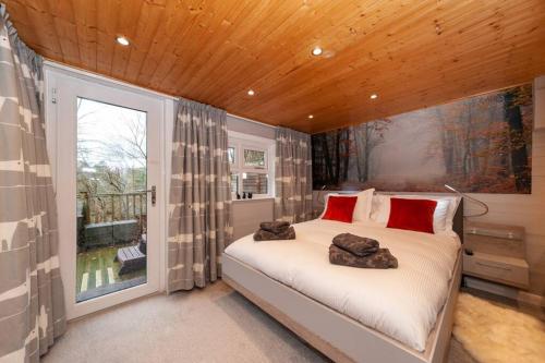 Кровать или кровати в номере Mistletoe One Luxury Lodge with Hot Tub Windermere