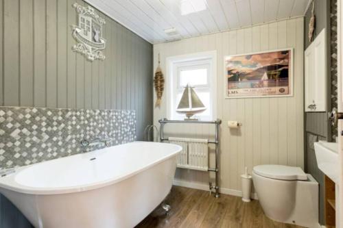 Bathroom sa Mistletoe One Luxury Lodge with Hot Tub Windermere