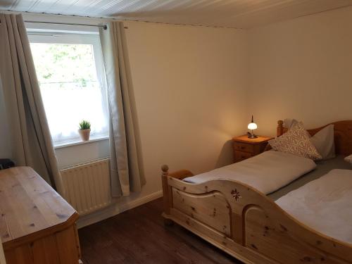 a bedroom with a bed and a window at Pilgrims "Elfriede"- freundliche Unterkunft in Remblinghausen